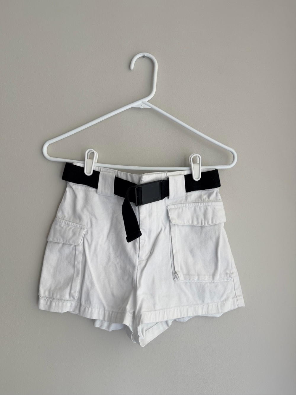 Aritzia TNA White Cargo Short